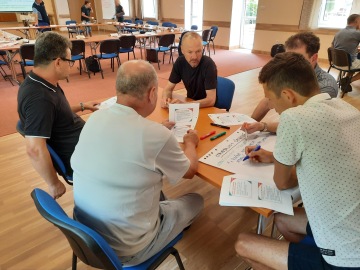 Tradiční obrázek z promoce BSN za účasti absolventů a lektorů programu MBA TC Business School