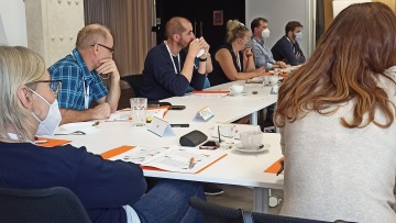 Tradiční obrázek z promoce BSN za účasti absolventů a lektorů programu MBA TC Business School